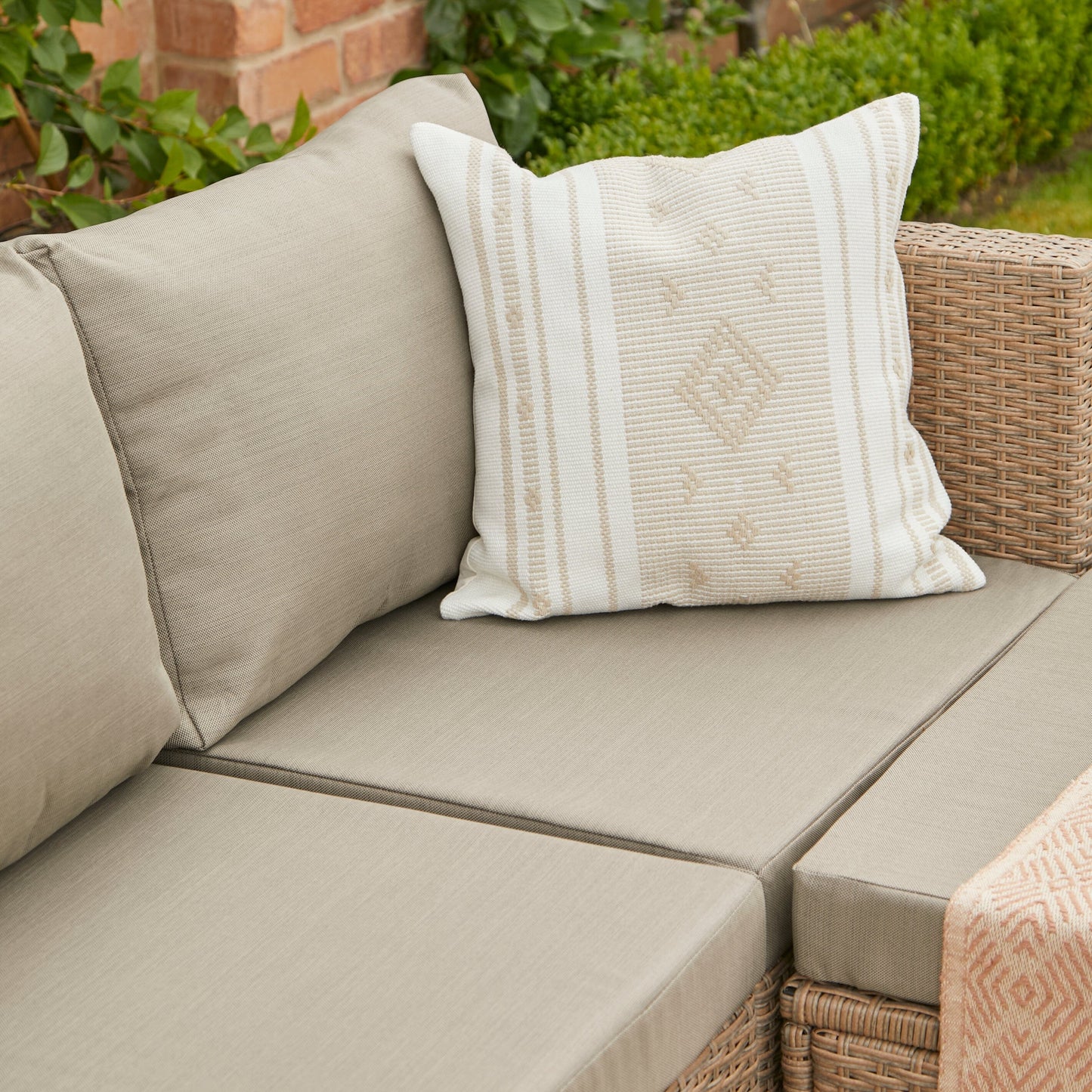 Weston 4 Seater Rattan Garden Corner Sofa Set with Grey Lean Over Parasol - Natural Weave