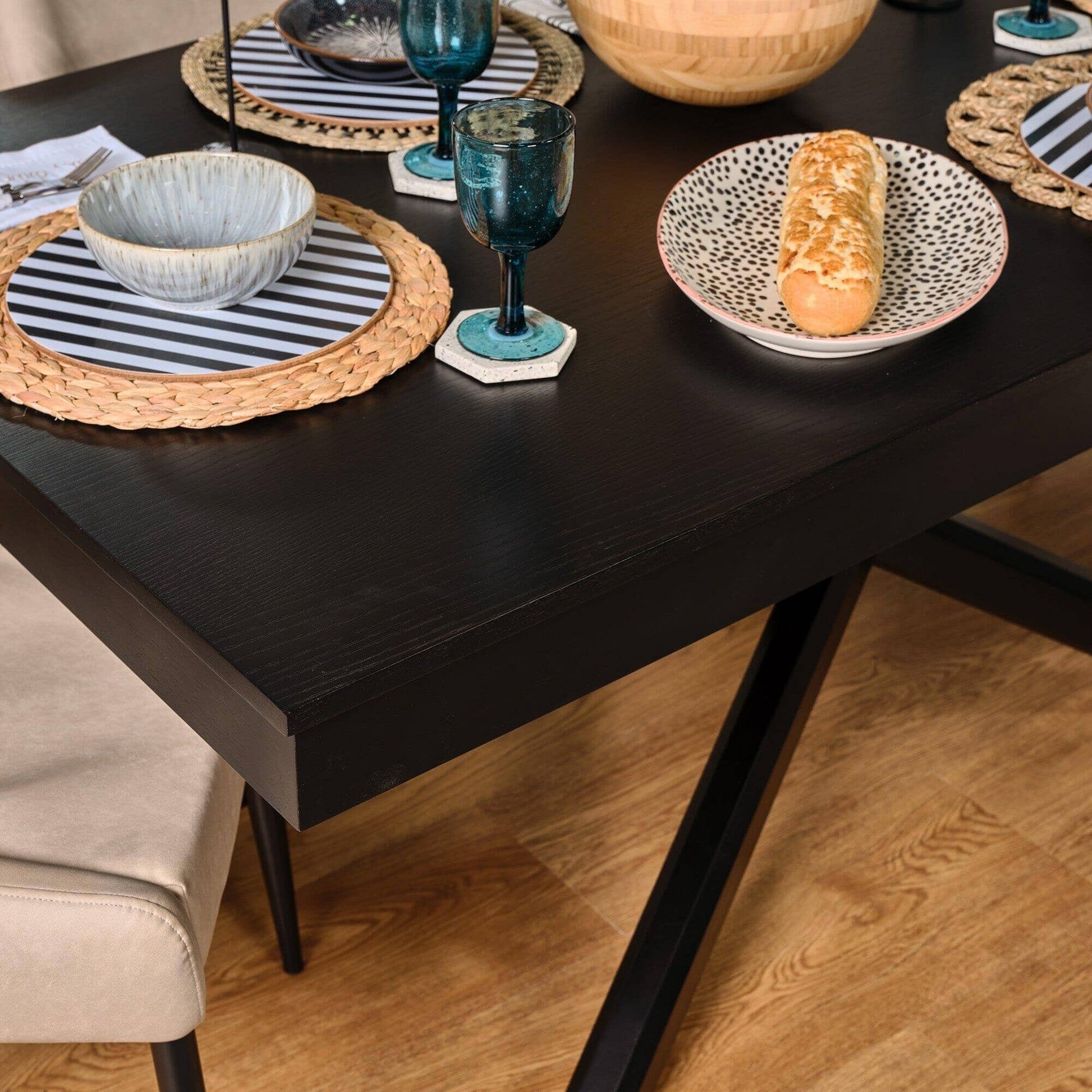 Outlet - Amelia Table black legs