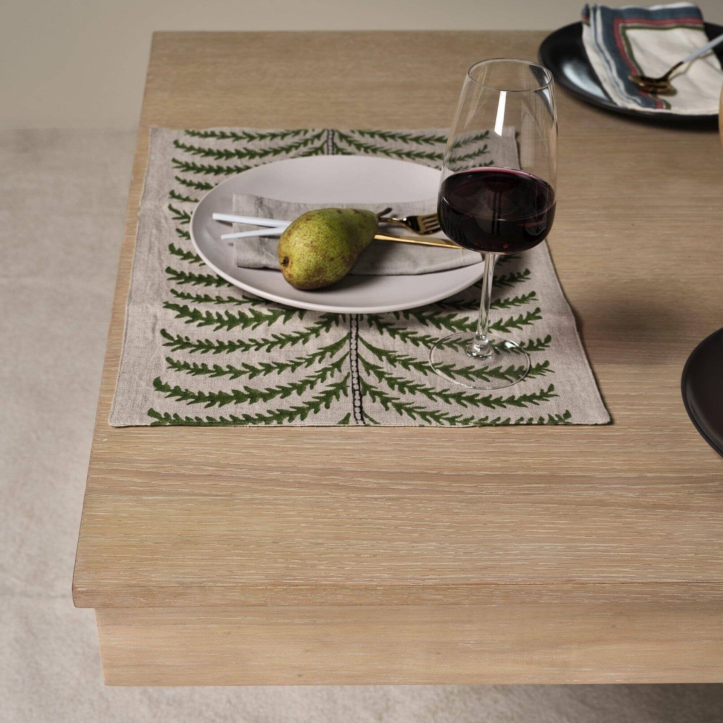 Amelia Whitewash Extendable Dining Table Set - 6 Seater - Freya Sand Carver Chairs with Whitewash Oak Legs