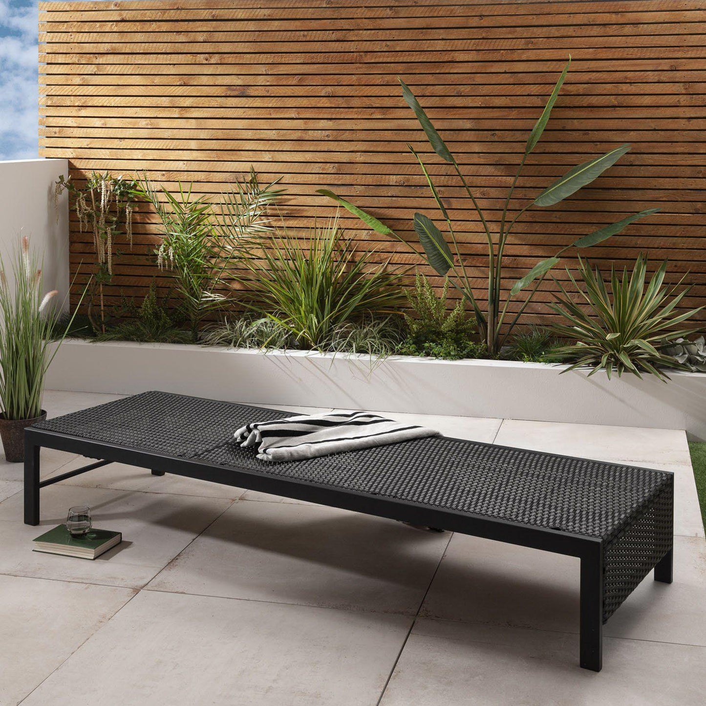 Rena sun lounger - black - rattan - Laura James